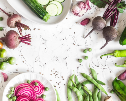 Légumes verts et rose sur une table