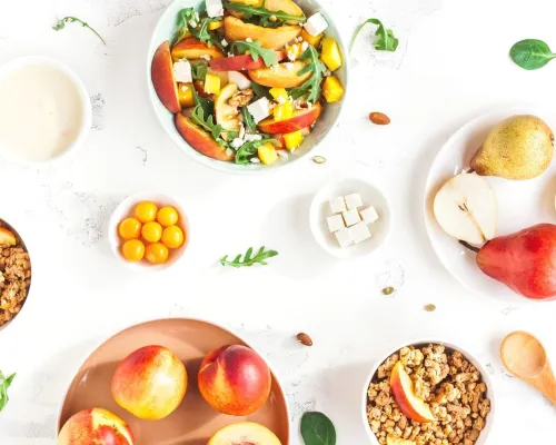 Fruits et légumes orangés sur une table