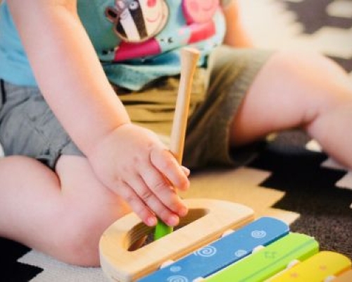 Enfant obèse qui joue du xylophone