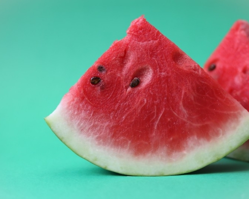 panier de fraises dans les mains d'un producteur du Québec