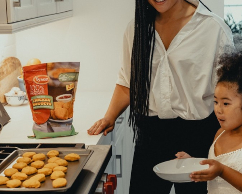 une mère et sa fille cuisinant