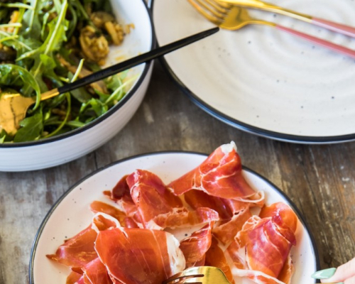 assiette de proscuitto et assiette de roquette