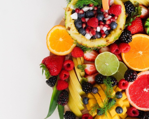 fruits colorés sur un fond blanc