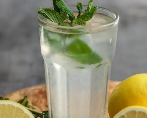 un verre de limonade avec quelques citrons