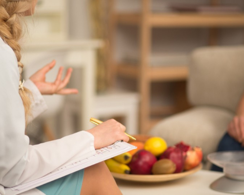 Une cliente en consultation avec une nutritionniste