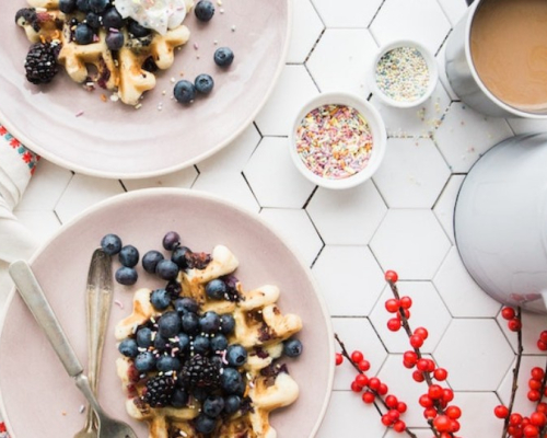 brunch avec gauffres aux fruits et café