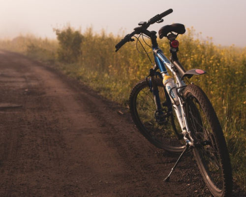 vélo stationné sur le bord d'une route