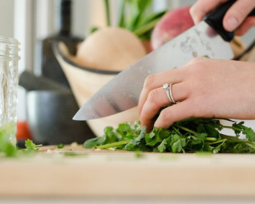 femme coupant avec couteau du chef du persil