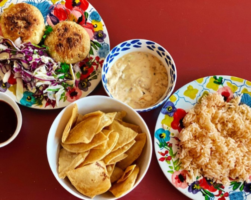 riz, galettes et croustilles dans des plats sur un fond rouge