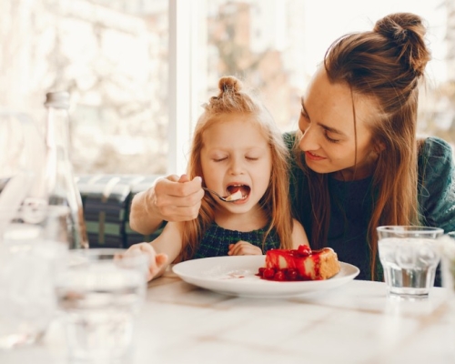 une maman qui nourrit son enfant