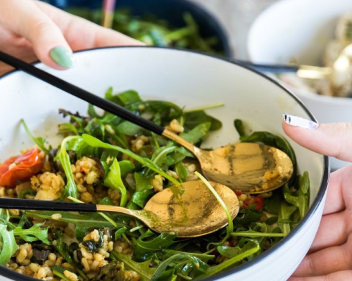 Échange d'un bol de salade