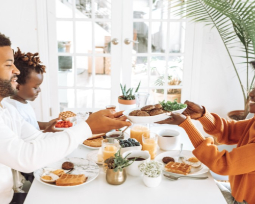 Couple avec enfant se partageant un petit déjeuner