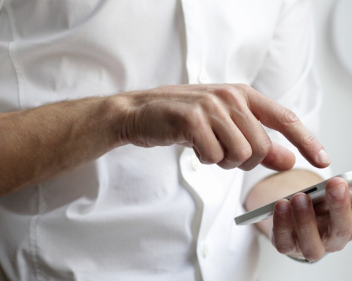 Homme naviguant sur son téléphone