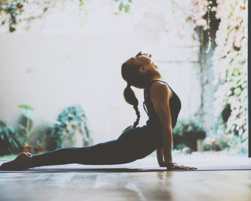 femme faisant du yoga