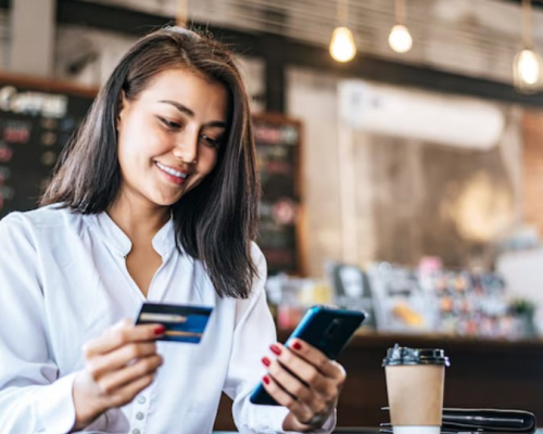 Femme donnant son numéro de carte de crédit au téléphone pour une prise de rendez-vous avec une nutritionniste-diététiste