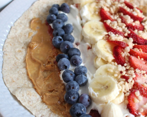 tortilla déjeuner avec fruits, beurre d'arachides et rice krispies