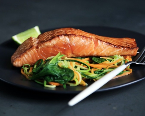 saumon avec légumes dans un plat