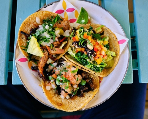3 tacos aux crevettes servis dans une assiette