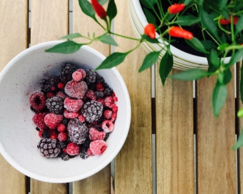 fruits congelés dans un bol avec piment