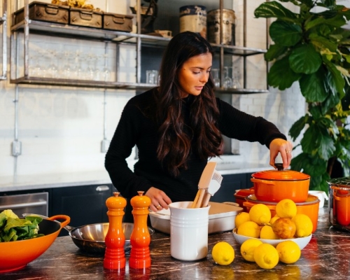 femme cuisinant dans une cuisine moderne