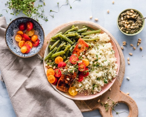 assiette de saumon avec fèves et riz