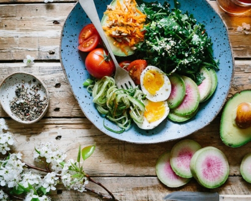 bol avec tomates, oeuf et verdure