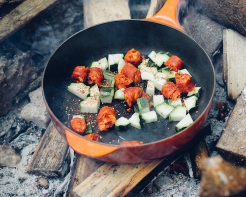 légumes cuits à la poêle sur un feu de bois
