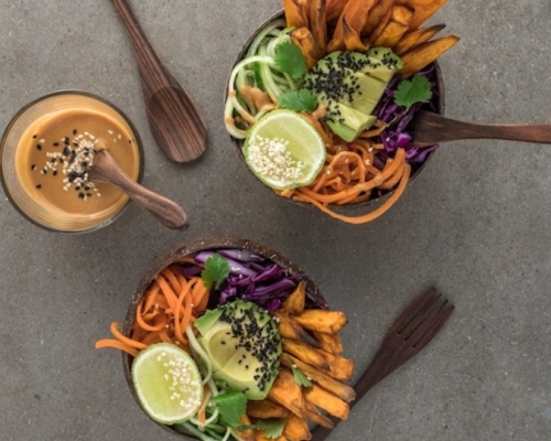 bol de légumes avec avocat et sauce à l'arachide