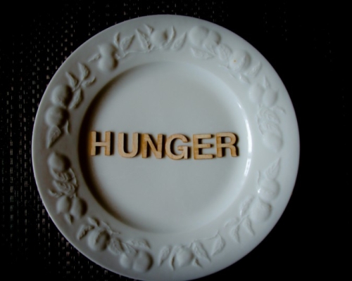 assiette à motifs de fruits avec inscription ''HUNGER''