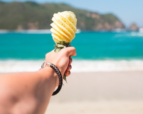 crème glacée sur un cornet à la plage