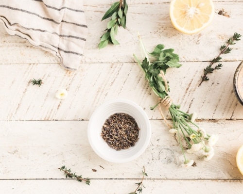 fines herbes sur une table de bois