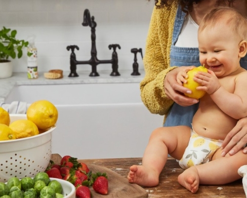 bébé sur le comptoir qui touche à des fruits