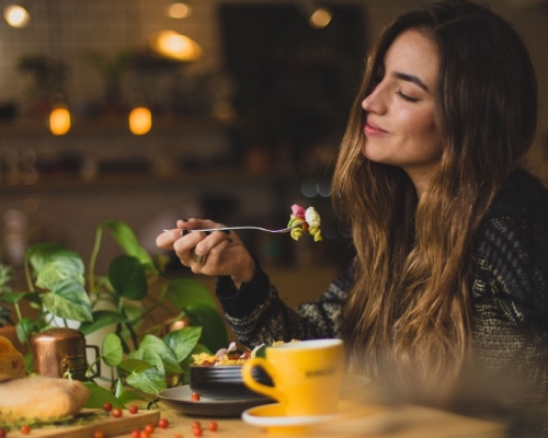 Fille qui mange intuitivement et en plein conscience