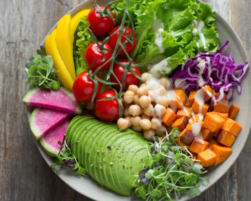 bol de légumes, avocat, pois chiche et tofu