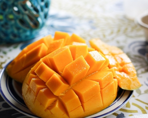 mangue fraîche coupée en cubes