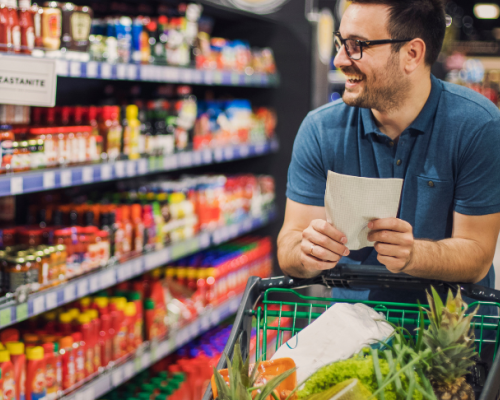 homme qui fait l'épicerie