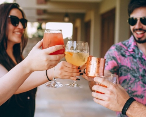 femmes et hommes en été avec un cocktail dans les mains