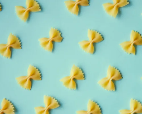 pâtes alimentaires en boucle sur fond bleu pâle
