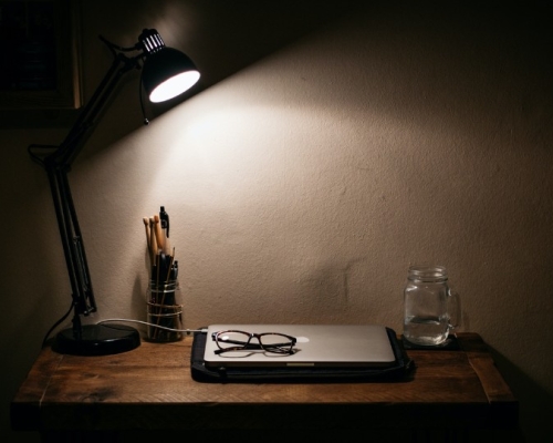 bureau de travail éclairé par une lampe