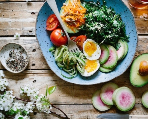 plat de légumes et oeuf