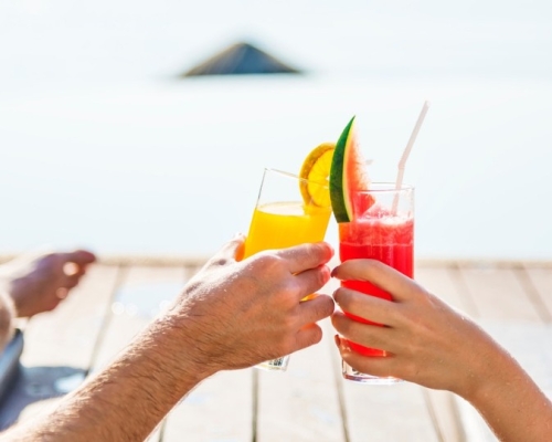 vacances sur le bord de l'eau avec cocktails