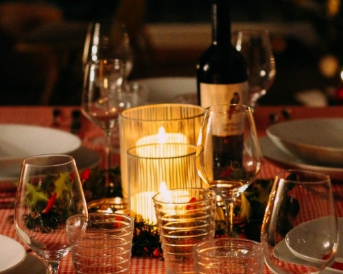 repas sur la table avec bouteille de vin et bougie