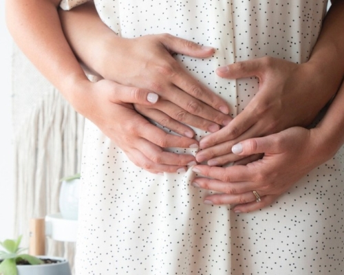 femme enceinte, nausées, mains sur le ventre enceinte