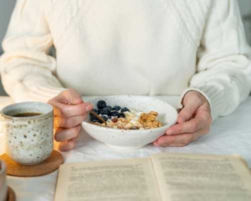 Femme avec yogourt granola live café - Woman with yogurt granola book coffee