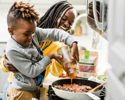 mère avec son fils souriants et cuisinant