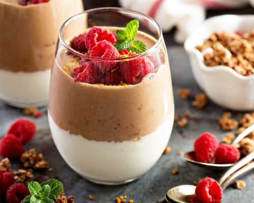 5 façons de réduire sa consommation de glucides chocolate mousse in a glass with raspberries and granola