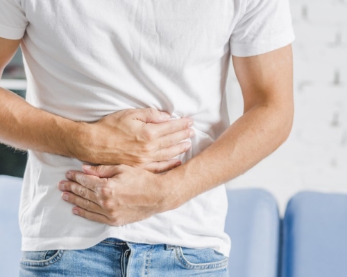 homme qui se tient le ventre à cause de diverticulites