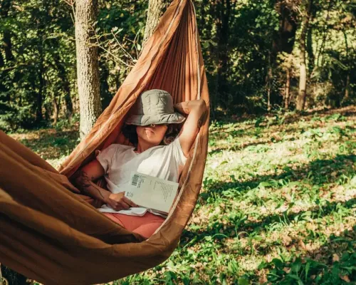 Femme qui dort dans un hamac - Woman sleeping in hammock