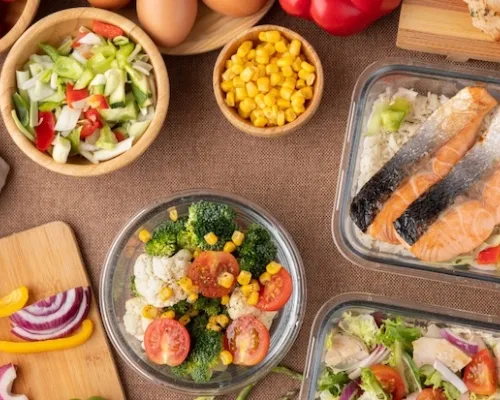 Différents types d'aliments dans des récipients en plastique sur une table various types of food in plastic containers on a table