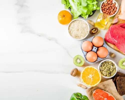 un assortiment d'aliments sains disposés sur une surface en marbre